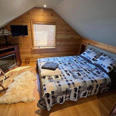 Cubs Den - Hot Tub- Walk To Lake- Fire Pit - Kayaks 오크랜드 외부 사진
